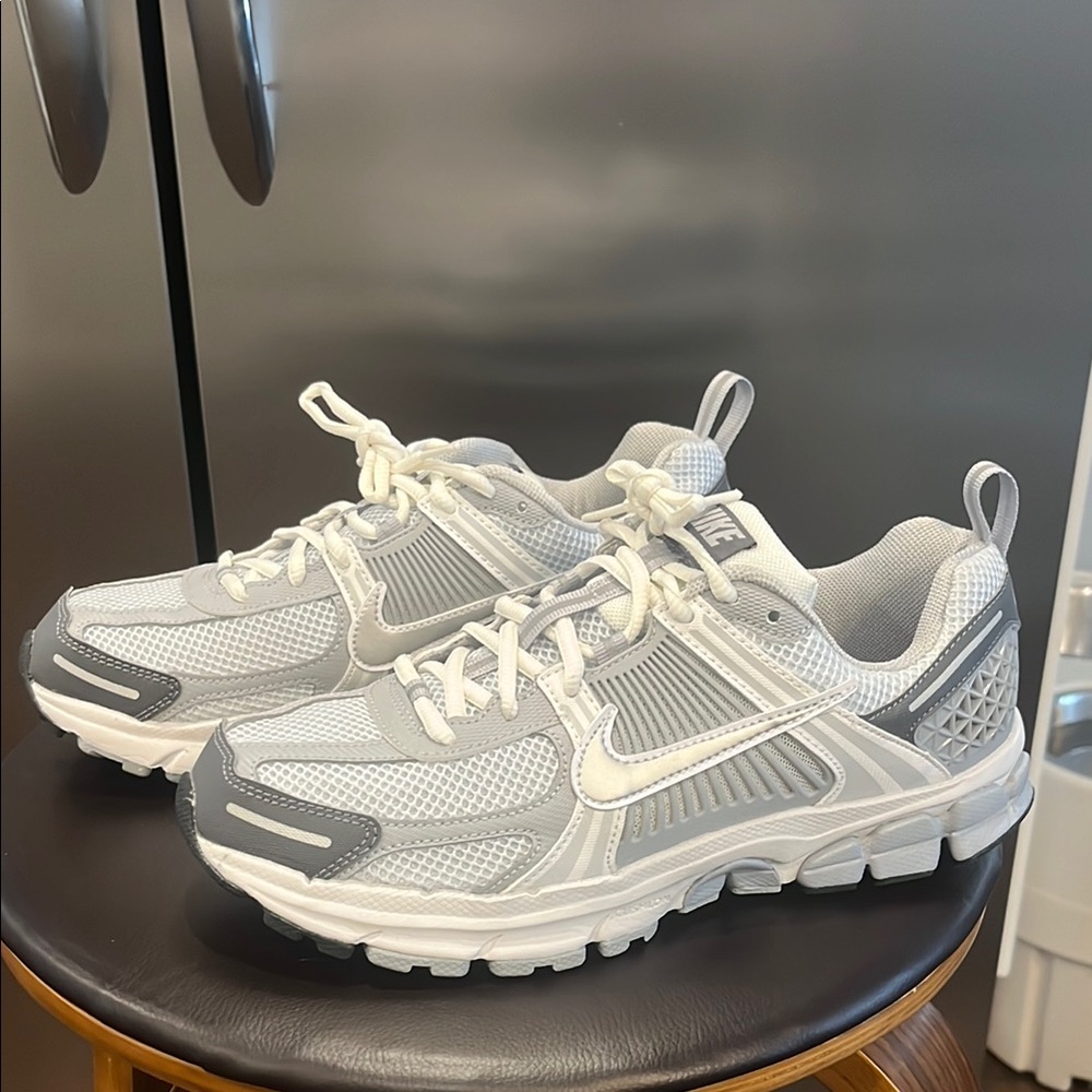 Nike White and Grey Vomero sneakers 
KIDS size 7 = Womens size 8.5 - Picture 3 of 6